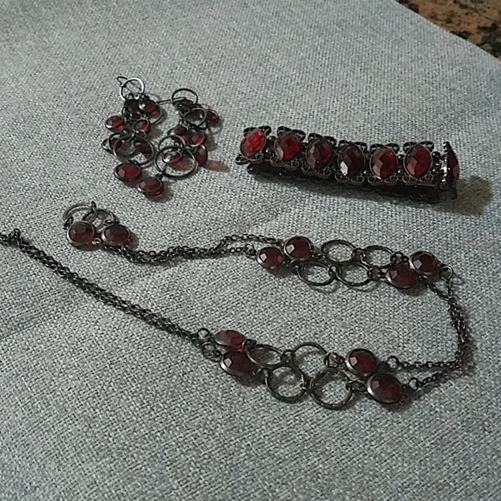 Necklace, bracelet and earrings set